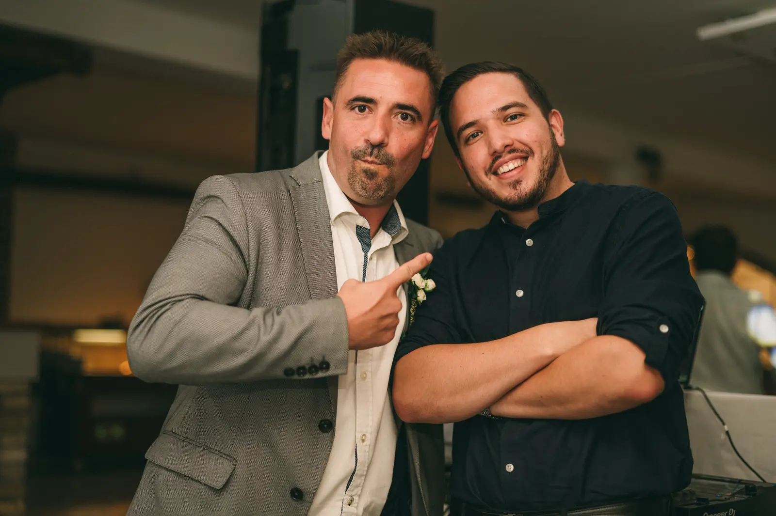 A DJ a pult mögül tereli a bulit rózsaszín fényekben
